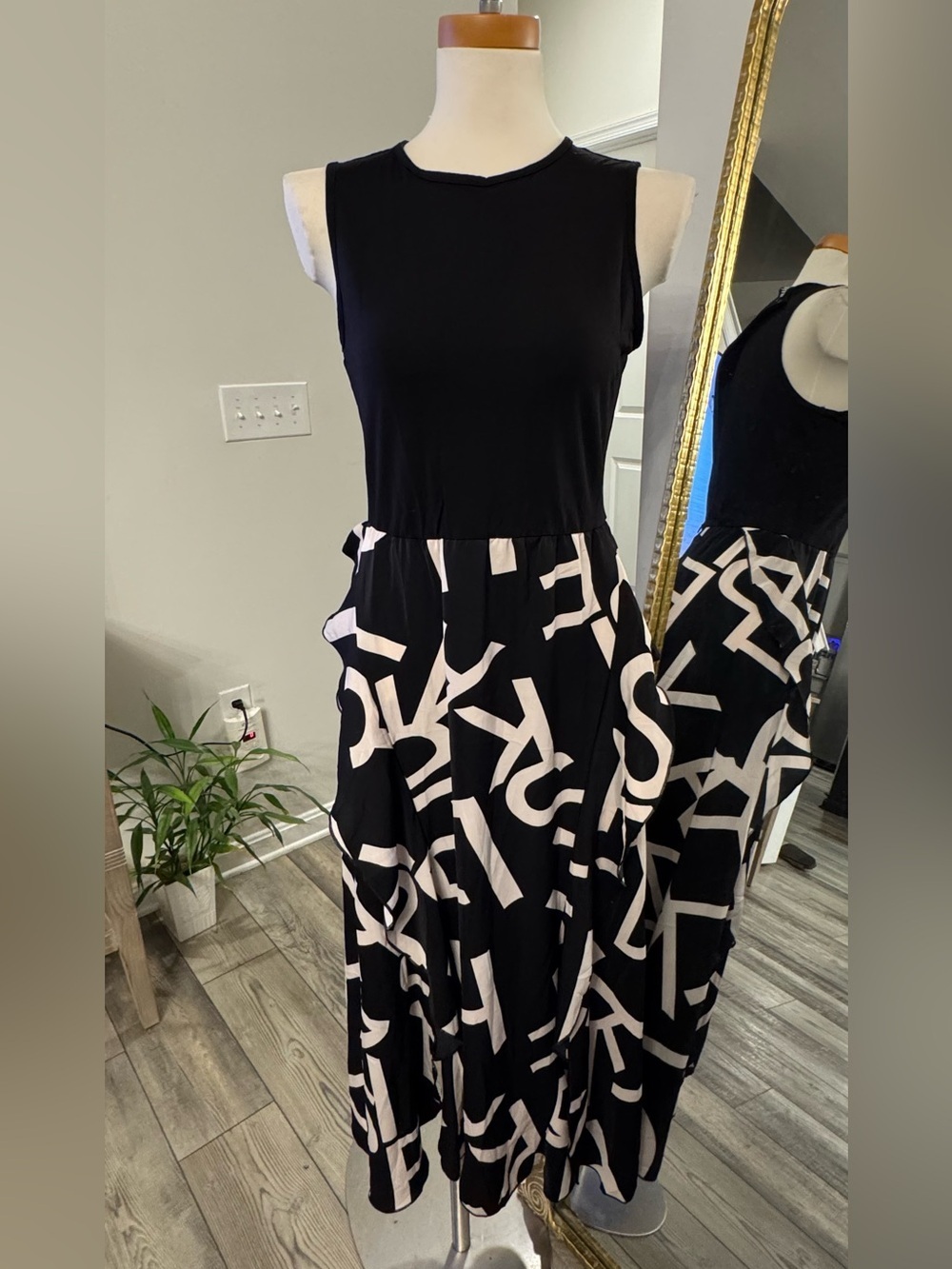 Sleeveless Black Maxi Dress with Cream Graphic Print Accents